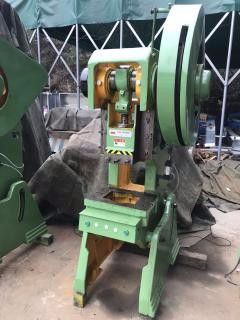 轉(zhuǎn)讓一批準(zhǔn)新機氣動沖床普通沖床處理